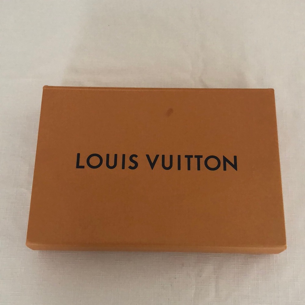 Louis Vuitton Game On Shawl. 65% Silk and 35% Cashmere - Picture 3 of 10